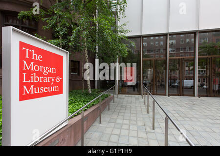 (160518)--NEW YORK, 18. Mai 2016 (Xinhua)--Foto aufgenommen am 17. Mai 2016 zeigt den Eingang von der Morgan Library and Museum in New York, Vereinigte Staaten. Der Morgan Library & Museum, vormals die Pierpont Morgan Library, ist ein Museum und Forschung Bibliothek befindet sich auf 225 Madison Avenue, East 36th Street, im Stadtteil Midtown Manhattan, New York City. Es wurde gegründet, um Haus die Privatbibliothek des Morgan im Jahre 1906, Manuskripte und gedruckte Bücher, einige davon in seltenen Bindungen, sowie seine Sammlung von Drucken und Zeichnungen. Die Bibliothek wurde von Charle Stockfoto