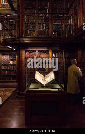 (160518)--NEW YORK, 18. Mai 2016 (Xinhua)--A Mann schaut Bücher in der Morgan Library and Museum in New York, Vereinigte Staaten, am 17. Mai 2016. Der Morgan Library & Museum, vormals die Pierpont Morgan Library, ist ein Museum und Forschung Bibliothek befindet sich auf 225 Madison Avenue, East 36th Street, im Stadtteil Midtown Manhattan, New York City. Es wurde gegründet, um Haus die Privatbibliothek des Morgan im Jahre 1906, Manuskripte und gedruckte Bücher, einige davon in seltenen Bindungen, sowie seine Sammlung von Drucken und Zeichnungen. Die Bibliothek wurde von Charles McK entworfen. Stockfoto