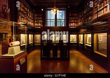 (160518)--NEW YORK, 18. Mai 2016 (Xinhua)--Foto am 17. Mai 2016 zeigt der Bibliothekar Office von der Morgan Library and Museum in New York, Vereinigte Staaten. Der Morgan Library & Museum, vormals die Pierpont Morgan Library, ist ein Museum und Forschung Bibliothek befindet sich auf 225 Madison Avenue, East 36th Street, im Stadtteil Midtown Manhattan, New York City. Es wurde gegründet, um Haus die Privatbibliothek des Morgan im Jahre 1906, Manuskripte und gedruckte Bücher, einige davon in seltenen Bindungen, sowie seine Sammlung von Drucken und Zeichnungen. Die Bibliothek wurde entwickelt Stockfoto