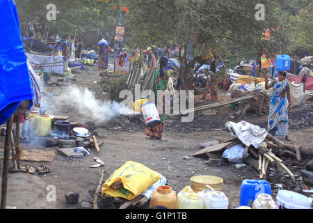 Mumbai, Maharashtra, Indien. 15. Mai 2016. 15. Mai 2016 - Mumbai - Indien. Die vorübergehende Trockenheit Flüchtlingslager in Barvenagar bei Ghatkopar in der Mumbai.India Dürre Refugees.Owing, die schlimmste Dürre In Maharashtra in Jahrzehnten; Abwanderung in Städte mittlerweile eine massive Phänomene bei den betroffenen durch die anhaltende Trockenheit. © Subhash Sharma/ZUMA Draht/Alamy Live-Nachrichten Stockfoto