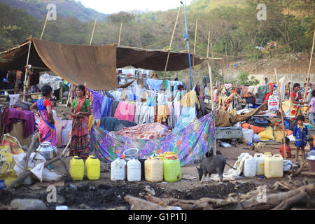 Mumbai, Maharashtra, Indien. 15. Mai 2016. 15. Mai 2016 - Mumbai - Indien. Die vorübergehende Trockenheit Flüchtlingslager in Barvenagar bei Ghatkopar in der Mumbai.India Dürre Refugees.Owing, die schlimmste Dürre In Maharashtra in Jahrzehnten; Abwanderung in Städte mittlerweile eine massive Phänomene bei den betroffenen durch die anhaltende Trockenheit. © Subhash Sharma/ZUMA Draht/Alamy Live-Nachrichten Stockfoto
