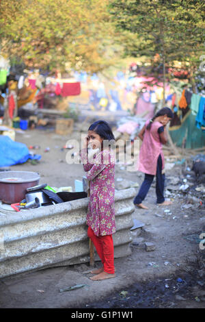 Mumbai, Maharashtra, Indien. 15. Mai 2016. 15. Mai 2016 - Mumbai - Indien. Die vorübergehende Trockenheit Flüchtlingslager in Barvenagar bei Ghatkopar in der Mumbai.India Dürre Refugees.Owing, die schlimmste Dürre In Maharashtra in Jahrzehnten; Abwanderung in Städte mittlerweile eine massive Phänomene bei den betroffenen durch die anhaltende Trockenheit. © Subhash Sharma/ZUMA Draht/Alamy Live-Nachrichten Stockfoto
