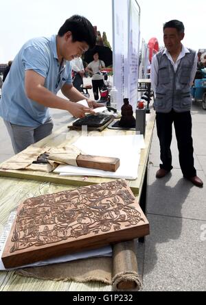 (160518)--KAIFENG, 18. Mai 2016 (Xinhua)--ein Mitarbeiter Mitglied der Kaifeng New Jahr Gemälde Museum macht traditionelle Woodcutting Neujahr Gemälde im Rahmen einer Veranstaltung anlässlich des Internationalen Museumstag in Kaifeng, Zentral-China Henan Provinz, 18. Mai 2016.   (Xinhua/Li ein) (Wx) Stockfoto