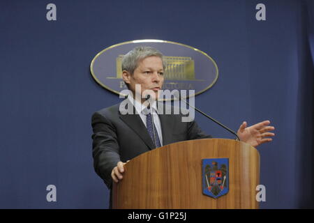 Bukarest, Rumänien. 17. Mai 2016. Der rumänische Ministerpräsident Dacian Ciolos spricht während einer Pressekonferenz zur Ankündigung neuer Gehälter für das öffentliche Gesundheitswesen. Bildnachweis: Gabriel Petrescu/Alamy Live-Nachrichten Stockfoto