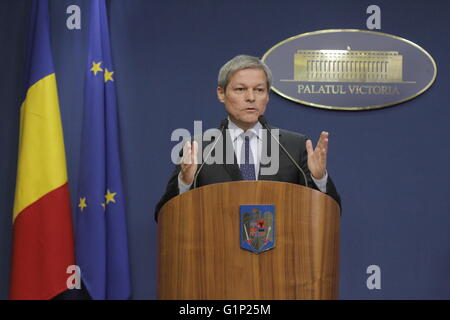 Bukarest, Rumänien. 17. Mai 2016. Der rumänische Ministerpräsident Dacian Ciolos spricht während einer Pressekonferenz zur Ankündigung neuer Gehälter für das öffentliche Gesundheitswesen. Bildnachweis: Gabriel Petrescu/Alamy Live-Nachrichten Stockfoto