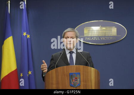 Bukarest, Rumänien. 17. Mai 2016. Der rumänische Ministerpräsident Dacian Ciolos spricht während einer Pressekonferenz zur Ankündigung neuer Gehälter für das öffentliche Gesundheitswesen. Bildnachweis: Gabriel Petrescu/Alamy Live-Nachrichten Stockfoto