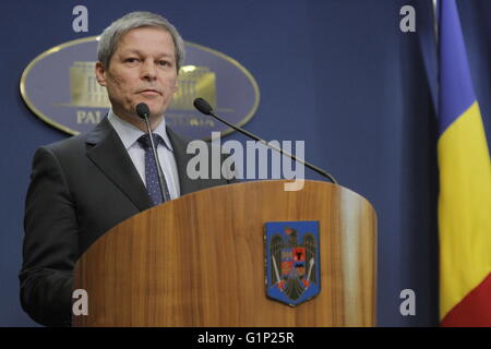 Bukarest, Rumänien. 17. Mai 2016. Der rumänische Ministerpräsident Dacian Ciolos spricht während einer Pressekonferenz zur Ankündigung neuer Gehälter für das öffentliche Gesundheitswesen. Bildnachweis: Gabriel Petrescu/Alamy Live-Nachrichten Stockfoto