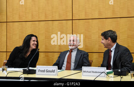 (160518)--WASHINGTON, 18. Mai 2016 (Xinhua)--Fred Gould (C), Vorsitzender des Ausschusses Studie auf gentechnisch veränderten Pflanzen (GE), spricht auf einer Pressekonferenz in Washington, USA, am 17. Mai 2016. Gentechnisch veränderten Pflanzen (GE) sind sicher zu essen, und Schaden die Umwelt, nach einem großen Bericht von einer einflussreichen US-Expertengremium Dienstag veröffentlicht. Aber der Bericht darauf hingewiesen, dass die Technologie nicht der Fall ist, möglichst viele Unterstützer behauptet, führen zu höheren Erträgen. (Xinhua/Bao Dandan) (Zhf) Stockfoto