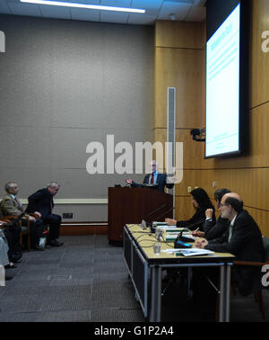 (160518)--WASHINGTON, 18. Mai 2016 (Xinhua)--Fred Gould, Vorsitzender des Ausschusses Studie auf gentechnisch veränderten Pflanzen (GE), spricht auf einer Pressekonferenz in Washington, USA, am 17. Mai 2016. Gentechnisch veränderten Pflanzen (GE) sind sicher zu essen, und Schaden die Umwelt, nach einem großen Bericht von einer einflussreichen US-Expertengremium Dienstag veröffentlicht. Aber der Bericht darauf hingewiesen, dass die Technologie nicht der Fall ist, möglichst viele Unterstützer behauptet, führen zu höheren Erträgen. (Xinhua/Bao Dandan) (Zhf) Stockfoto