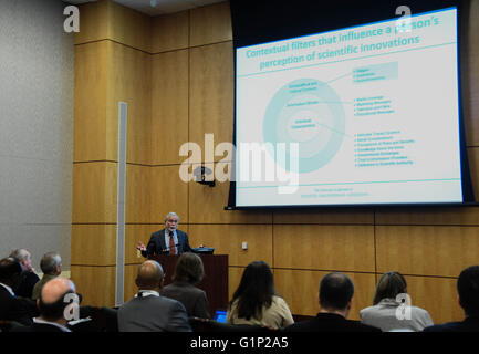 (160518)--WASHINGTON, 18. Mai 2016 (Xinhua)--Fred Gould, Vorsitzender des Ausschusses Studie auf gentechnisch veränderten Pflanzen (GE), spricht auf einer Pressekonferenz in Washington, USA, am 17. Mai 2016. Gentechnisch veränderten Pflanzen (GE) sind sicher zu essen, und Schaden die Umwelt, nach einem großen Bericht von einer einflussreichen US-Expertengremium Dienstag veröffentlicht. Aber der Bericht darauf hingewiesen, dass die Technologie nicht der Fall ist, möglichst viele Unterstützer behauptet, führen zu höheren Erträgen. (Xinhua/Bao Dandan) (Zhf) Stockfoto