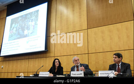 (160518)--WASHINGTON, 18. Mai 2016 (Xinhua)--Fred Gould (C), Vorsitzender des Ausschusses Studie auf gentechnisch veränderten Pflanzen (GE), spricht auf einer Pressekonferenz in Washington, USA, am 17. Mai 2016. Gentechnisch veränderten Pflanzen (GE) sind sicher zu essen, und Schaden die Umwelt, nach einem großen Bericht von einer einflussreichen US-Expertengremium Dienstag veröffentlicht. Aber der Bericht darauf hingewiesen, dass die Technologie nicht der Fall ist, möglichst viele Unterstützer behauptet, führen zu höheren Erträgen. (Xinhua/Bao Dandan) (Zhf) Stockfoto