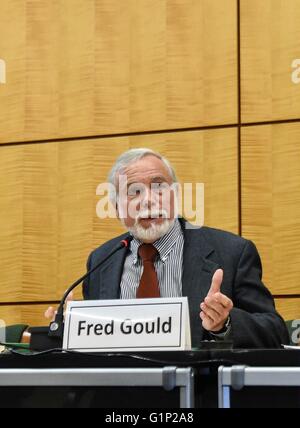 (160518)--WASHINGTON, 18. Mai 2016 (Xinhua)--Fred Gould, Vorsitzender des Ausschusses Studie auf gentechnisch veränderten Pflanzen (GE), spricht auf einer Pressekonferenz in Washington, USA, am 17. Mai 2016. Gentechnisch veränderten Pflanzen (GE) sind sicher zu essen, und Schaden die Umwelt, nach einem großen Bericht von einer einflussreichen US-Expertengremium Dienstag veröffentlicht. Aber der Bericht darauf hingewiesen, dass die Technologie nicht der Fall ist, möglichst viele Unterstützer behauptet, führen zu höheren Erträgen. (Xinhua/Bao Dandan) (Zhf) Stockfoto