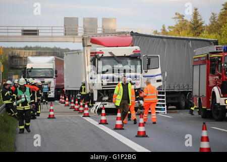 Fahrzeuge, die in einen Unfall verwickelt waren, stehen an der Autobahn A6 in der Nähe von Nürnberg, 17. Mai 2016. Bei dem Unfall am Dienstag wurden mindestens vier Menschen getötet. Foto: Daniel Karmann/dpa Stockfoto