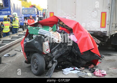 Ein Auto ist nach einem Unfall auf der Autobahn A6 in der Nähe von Nürnberg, 17. Mai 2016 mit einer Plane abgedeckt. Bei dem Unfall am Dienstag wurden mindestens vier Menschen getötet. Foto: Daniel Karmann/dpa Stockfoto