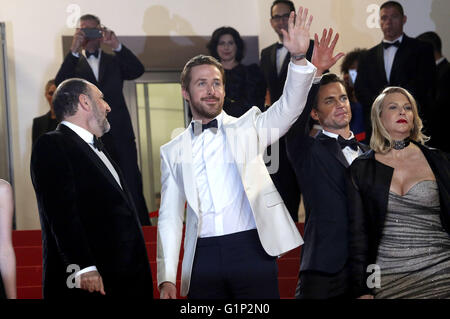 Joel Silver, Ryan Gosling, Matt Bomer und Karyn Fields Teilnahme an der "The Nice Guys" premiere während der 69. Cannes Film-Festival am Palais des Festivals in Cannes am 15. Mai 2016 | Nutzung weltweit/Picture alliance Stockfoto