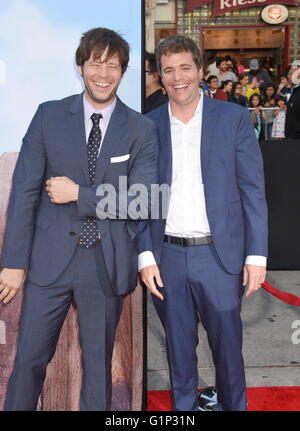 WESTWOOD, CA - 16.Mai: Schauspieler Ike Barinholtz (L) und Regisseur/Drehbuchautor Nicholas Stoller bei der Premiere von Universal Pictures ankommen ' Nachbarn 2: Sorority Rising "im Regency Village Theatre am 16. Mai 2016 in Westwood, Kalifornien. | Nutzung weltweit/Picture alliance Stockfoto