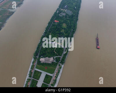 (160518)--CHANGSHA, 18. Mai 2016 (Xinhua)--ein Luftbild, aufgenommen am 18. Mai 2016 zeigt die Insel Juzizhou (Orange Islet) in Changsha, der Hauptstadt der Provinz Zentral-China Hunan. Die Juzizhou-Insel ist ein Wahrzeichen Aussichtspunkt von Changsha. (Xinhua/Long Hongtao) (Lfj) Stockfoto