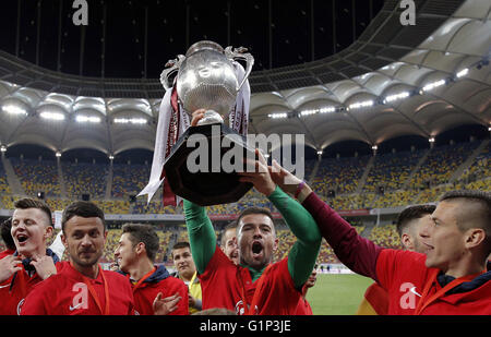 (160518)--Bukarest, 18. Mai 2016 (Xinhua)--Spieler des CFR Cluj feiern mit der Trophäe nach dem Sieg über Dinamo Bukarest 5: 4 im Elfmeterschießen im rumänischen Fußball-Cup-Finale in Bukarest, Rumänien, 18. Mai 2016. (Xinhua/Cristian Cristel) Stockfoto