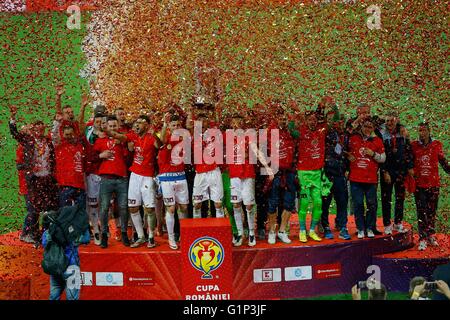 (160518)--Bukarest, 18. Mai 2016 (Xinhua)--Spieler des CFR Cluj feiern mit der Trophäe nach dem Sieg über Dinamo Bukarest 5: 4 im Elfmeterschießen im rumänischen Fußball-Cup-Finale in Bukarest, Rumänien, 18. Mai 2016. (Xinhua/Cristian Cristel) Stockfoto