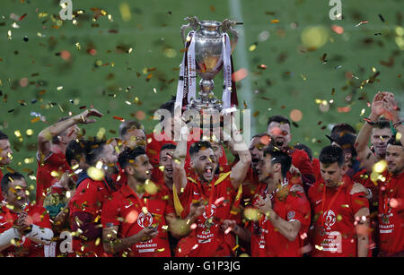 (160518)--Bukarest, 18. Mai 2016 (Xinhua)--Spieler des CFR Cluj feiern mit der Trophäe nach dem Sieg über Dinamo Bukarest 5: 4 im Elfmeterschießen im rumänischen Fußball-Cup-Finale in Bukarest, Rumänien, 18. Mai 2016. (Xinhua/Cristian Cristel) Stockfoto