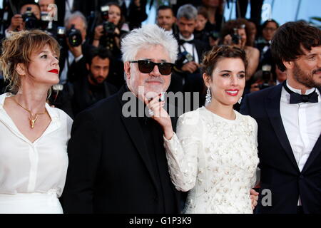 Spanische Schauspielerin Adriana Ugarte (2. R), spanische Schauspielerin Emma Suarez (L), spanische Regisseur Pedro Almodovar und spanischen Schauspieler Daniel Grao für das Screening von "Julieta" während der 69. jährliche Cannes Filmfestspiele in Cannes, Frankreich, 17. Mai 2016 kommen. Der Film ist im offiziellen Wettbewerb des Festivals präsentiert, die von 11 bis 22 Mai läuft. Foto: Hubert Boesl/dpa Stockfoto