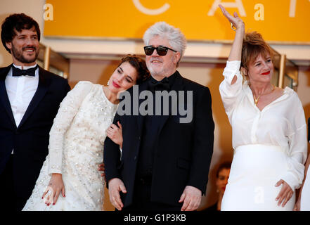 Spanischen Schauspieler Daniel Grao (L-R), Adriana Ugarte, spanische Regisseur Pedro Almodovar und spanische Schauspielerin Emma Suarez für das Screening von Julieta während 69. annual Cannes Film Festival in Cannes, Frankreich, 17. Mai 2016 kommen. Der Film ist im offiziellen Wettbewerb des Festivals präsentiert, die von 11 bis 22 Mai läuft. Foto: Hubert Boesl/dpa Stockfoto
