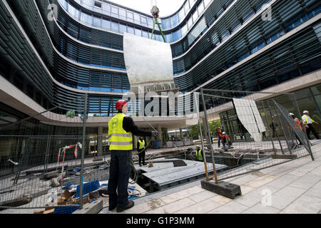 München, Deutschland. 18. Mai 2016. Die Skulptur "Flügel" von dem amerikanischen Architekten Daniel Libeskind ist auf vor der neue Siemens-Zentrale in München, Deutschland, 18. Mai 2016 installiert wird. Auf der Aluminium-Oberflächen können Lichteffekte durch LEDs in der Zukunft erstellt werden. Foto: Sven Hoppe/Dpa/Alamy Live News Stockfoto