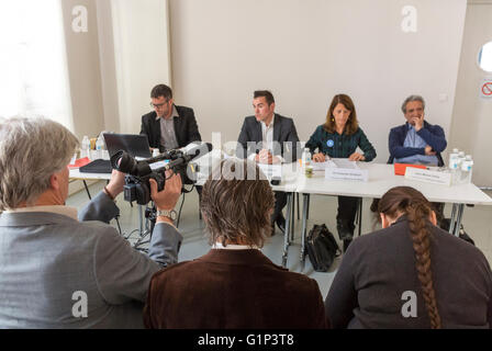 Paris, Frankreich, NRO, "Medecins du Monde", AIDES, SOS Hepatites, TRT-5, Pressekonferenz, "Universal Access to Treatment for Hepatitis C", Rednergremium bei Meeting, séminaire france, Meeting france, Doctors without Borders Stockfoto