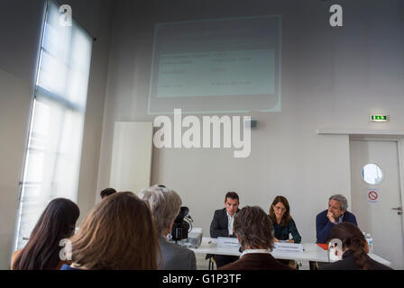 Paris, Frankreich, Jurysitzung, die N.G.O, "Médecins du Monde", Helfer, SOS Hepatites, TRT-5, Pressekonferenz, "Universellen Zugang zu Behandlung von Hepatitis C", Panel-Präsentation beim Meeting Stockfoto