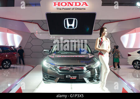 Makassar, Indonesien. 18. Mai 2016. Honda zeigt alle neuen Civic Turbo Serie an GIIAS Makassar Autoshow in Makassar, Indonesien. Den letzten Bericht sagte, dass Indonesien Autoverkäufe 4,6 Prozent (Jahr) zu 84.703 Fahrzeug im April 2016 von 81,000 Fahrzeuge im selben Monat wuchs im vergangenen Jahr. Dies ist ein bemerkenswertes Ergebnis, wie monatliche Auto Umsatzwachstum (auf ein Jahr auf Basis) für 16 geraden Monate zuvor abgenommen hatte. Bildnachweis: Yermia Riezky Santiago/Alamy Live-Nachrichten Stockfoto