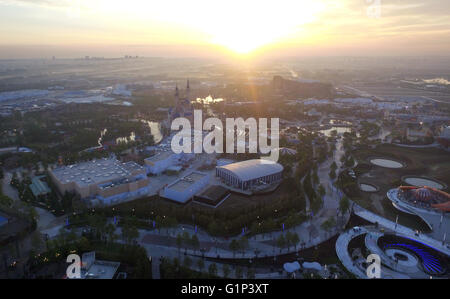 Shanghai, Asiens größte Disneyland. 16. Juni 2016. Luftbild, aufgenommen am 18. Mai 2016 zeigt die Vogelperspektive auf Shanghai Disney Resort in Shanghai, Ost-China. Shanghai Disney Resort, Asiens größte Disneyland, wird am 16. Juni 2016 für die Öffentlichkeit zugänglich. © Ding Ting/Xinhua/Alamy Live-Nachrichten Stockfoto