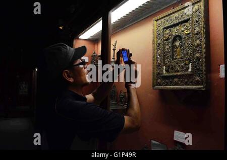 (160518) - LAHORE (PAKISTAN), 18. Mai 2016 (Xinhua)--A Besucher nimmt Fotos in Lahore Museum am Internationalen Museumstag im östlichen Pakistan Lahore, am 18. Mai 2016. Lahore Museum ist eines der bedeutendsten Museen Südasiens, die eine Reihe von Greco-buddhistischen Skulpturen, sammelt Mughal und Pahari Gemälde. (Xinhua/Jamil Ahmed) Stockfoto