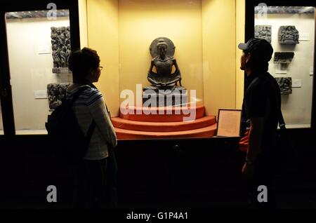 (160518) - LAHORE (PAKISTAN), 18. Mai 2016 (Xinhua)--Besucher betrachten der Skulpturen des Fastens Buddha in Lahore Museum am Internationalen Museumstag im östlichen Pakistan Lahore, am 18. Mai 2016 angezeigt. Lahore Museum ist eines der bedeutendsten Museen Südasiens, die eine Reihe von Greco-buddhistischen Skulpturen, sammelt Mughal und Pahari Gemälde. (Xinhua/Jamil Ahmed) Stockfoto