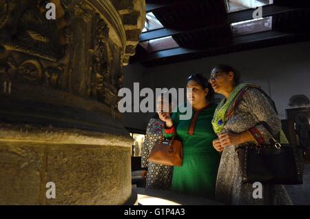 (160518) - LAHORE (PAKISTAN), 18. Mai 2016 (Xinhua)--Menschen besuchen Lahore Museum am Internationalen Museumstag im östlichen Pakistan Lahore, am 18. Mai 2016. Lahore Museum ist eines der bedeutendsten Museen Südasiens, die eine Reihe von Greco-buddhistischen Skulpturen, sammelt Mughal und Pahari Gemälde. (Xinhua/Jamil Ahmed) Stockfoto