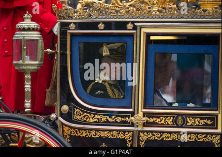 Westminster, London UK. 18. Mai 2016. Kommen Sie Prinz Charles und Camilla, Herzogin von Cornwall, für die Zeremonie. Die jährliche Parlamentseröffnung findet mit sintflutartigen Regen als die Prozession verlässt Bundesplatz nach der Zeremonie. Bildnachweis: Malcolm Park Leitartikel/Alamy Live-Nachrichten. Stockfoto