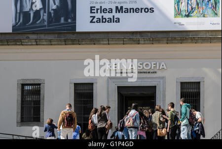 Madrid, Spanien, 18. Mai 2016.  Reina Sofía Museum vorne in den Internationalen Museumstag in Madrid, Spanien. Enrique Davó/Alamy Live-Nachrichten. Stockfoto