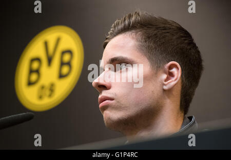 Dortmund, Deutschland. 18. Mai 2016. Dortmunder Julian Weigl spricht während einer Pressekonferenz im Signal Iduna Park in Dortmund, Deutschland, 18. Mai 2016. Borussia Dortmund triffst FC Bayern München im DFB-Pokal Finale Fußball Match am 21. Mai in Berlin stattfinden. Foto: BERND THISSEN/Dpa/Alamy Live-Nachrichten Stockfoto