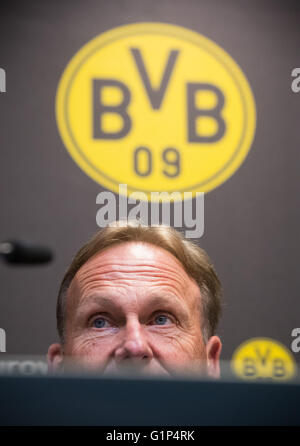 Dortmund, Deutschland. 18. Mai 2016. Borussia Dortmund-CEO Hans-Joachim Watzke besucht eine Pressekonferenz im Signal Iduna Park in Dortmund, Deutschland, 18. Mai 2016. Borussia Dortmund triffst FC Bayern München im DFB-Pokal Finale Fußball Match am 21. Mai in Berlin stattfinden. Foto: BERND THISSEN/Dpa/Alamy Live-Nachrichten Stockfoto