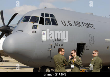 Bukarest, Rumänien. 18. Mai 2016. US-Soldaten vor einer c-130 Hercules US Militärflugzeug während Schwarzmeer Verteidigung & Luft-und Raumfahrt (BSDA) Ausstellung in Bukarest, Hauptstadt Rumäniens, am 18. Mai 2016 zu sprechen. Bildnachweis: Cristian Cristel/Xinhua/Alamy Live-Nachrichten Stockfoto