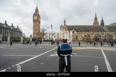 Westminster, London UK. 18. Mai 2016. Die jährliche Parlamentseröffnung erfolgt mit Royal Navy Personal Futter Parliament Square als eine Ehrenwache. Bildnachweis: Malcolm Park Leitartikel/Alamy Live-Nachrichten. Stockfoto