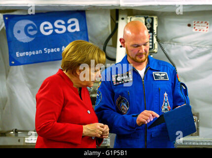 Köln, Deutschland. 18. Mai 2016. Deutsche Bundeskanzlerin Angela Merkel (L) spricht mit dem deutschen Astronauten Alexander Gerst im Columbus-Modul, wie sie des European Astronaut Center (EAC) in Köln, westlichen wird am 18. Mai 2016 Besuche. Bildnachweis: Dpa picture Alliance/Alamy Live News Stockfoto