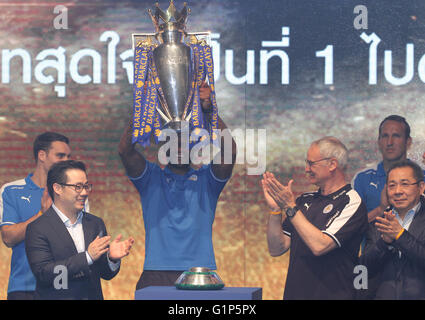 Thailand. 18. Mai 2016. Leicester City Trainer Claudio Ranieri und Wes Morgan spricht zu den Medien während der Pressekonferenz. Leicester City-Kader kam in Bangkok, Thailand, die Premier League Champions Etablissement Aksra Theater König macht Innenstadt begrüßen zu dürfen. Bildnachweis: Vichan Poti/Pacific Press/Alamy Live-Nachrichten Stockfoto