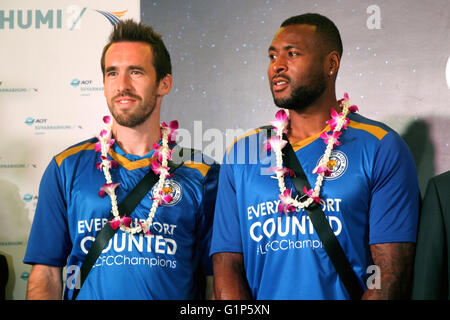 Bangkok, Thailand. 18. Mai 2016. Leicester City Spieler, Christian Fuchs (L) und West Morgan (R) Ankunft am Flughafen Bangkok-Suvarnabhumi, als sie in einer Präsentation der englischen Premier League Trophy in Bangkok teilnehmen. Bildnachweis: Piti A Sahakorn/Alamy Live-Nachrichten Stockfoto