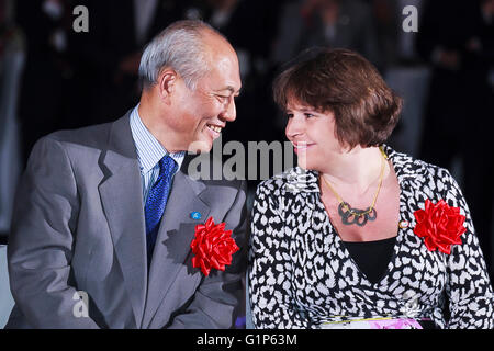 Tokio, Japan. 18. Mai 2016. (L, R) Tokyo Gouverneur Yoichi Masuzoe spricht mit Cecile Jodogne, Secretary Of State für die Region Brüssel verantwortlich für Aussenwirtschaft der Brüssel Blumenteppich Eröffnungsfeier in Roppongi Hills Arena am 18. Mai 2016, Tokyo, Japan. Anlässlich 150 Jahre diplomatische Beziehungen zwischen beiden Ländern sind zwei massive Blumenteppiche in Roppongi Hills Arena und in Tokio Skytree Stadt von Brüssel Blumenteppich Team angezeigt. Bildnachweis: Aflo Co. Ltd./Alamy Live-Nachrichten Stockfoto