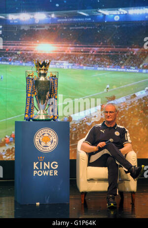 Bangkok, Thailand. 18. Mai 2016. Leicester City FC Trainer Claudio Ranieri sitzen in der Nähe der Trophy während einer Präsentation der englischen Premier League Trophy Hauptquartier der King Power Duty Free in Bangkok. Bildnachweis: Piti A Sahakorn/Alamy Live-Nachrichten Stockfoto