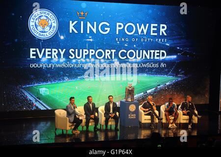 Bangkok, Thailand. 18. Mai 2016. Leicester City Football-Team während einer Präsentation der englischen Premier League Trophy Hauptquartier der King Power Duty Free in Bangkok. Bildnachweis: Piti A Sahakorn/Alamy Live-Nachrichten Stockfoto