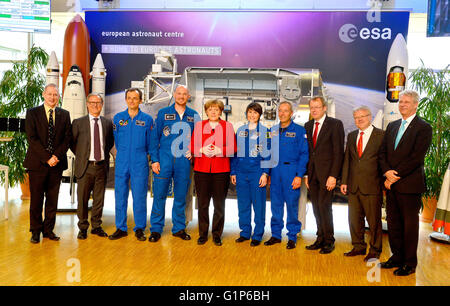 Köln, Deutschland. 18. Mai 2016. Bundeskanzlerin Angela Merkel posiert mit spanischen Astronaut Pedro Duque (L-R), deutsche Astronaut Alexander Gerst, italienischer Astronaut Samantha Cristoforetti und französischer Astronaut Jean-Francois Clervoy während eines Besuchs zu europäischen Astronauten Center (EAC) der europäischen Raum B.i.t (ESA) in Köln, Deutschland, am 18. Mai 2016. Foto: Sascha Schürmann/Dpa/Alamy Live News Stockfoto