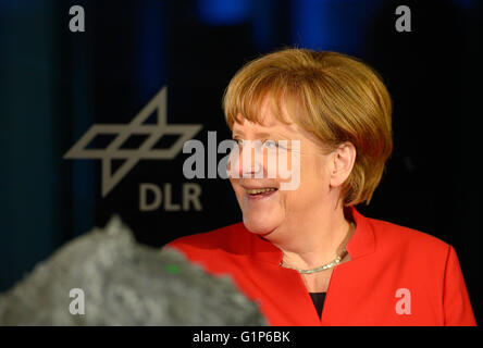 Köln, Deutschland. 18. Mai 2016. Bundeskanzlerin Angela Merkel lächelt während eines Besuchs zu europäischen Astronauten Center (EAC) der europäischen Raum B.i.t (ESA) in Köln, Deutschland, am 18. Mai 2016. Foto: Sascha Schürmann/Dpa/Alamy Live News Stockfoto