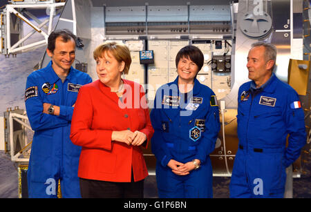 Köln, Deutschland. 18. Mai 2016. Bundeskanzlerin Angela Merkel posiert mit (L-R) spanische Astronaut Pedro Duque, italienischer Astronaut Samantha Cristoforetti und französischer Astronaut Jean-Francois Clervoy während eines Besuchs zu europäischen Astronauten Center (EAC) der europäischen Raum B.i.t (ESA) in Köln, Deutschland, am 18. Mai 2016. Foto: Sascha Schürmann/Dpa/Alamy Live News Stockfoto