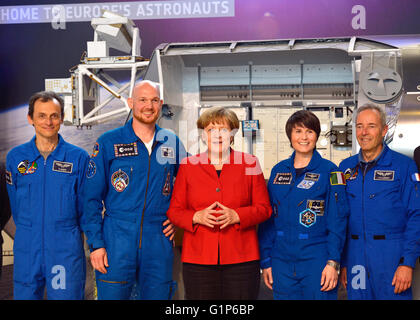 Bundeskanzlerin Angela Merkel posiert mit spanischen Astronaut Pedro Duque (L-R), deutsche Astronaut Alexander Gerst, italienischer Astronaut Samantha Cristoforetti und französischer Astronaut Jean-Francois Clervoy während eines Besuchs zu europäischen Astronauten Center (EAC) der Europäischen Agentur (ESA) in Köln, Deutschland am 18. Mai 2016. German chancellor Angela Merkel (R) spricht mit dem deutschen Astronauten Alexander Gerst im Columbus-Modul, wie sie die Europäischen Astronautenzentrum (EAC) in Köln, Deutschland, am 18. Mai 2016 Besuche. Foto: Sascha Schürmann/dpa Stockfoto